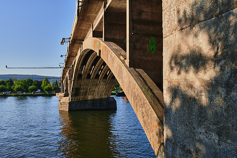 Die Bögen der Moselbrücke